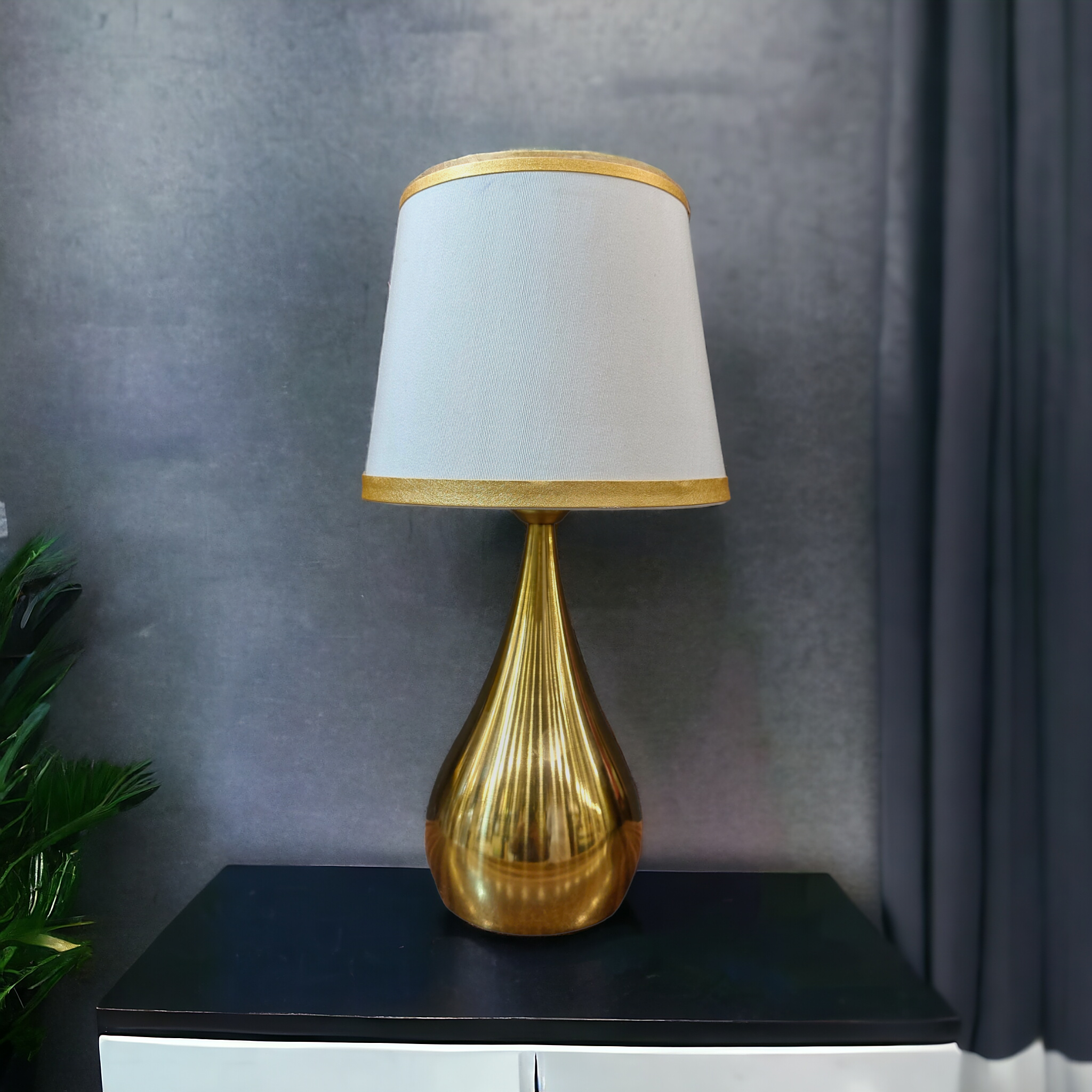 Vase style table lamp, Gold