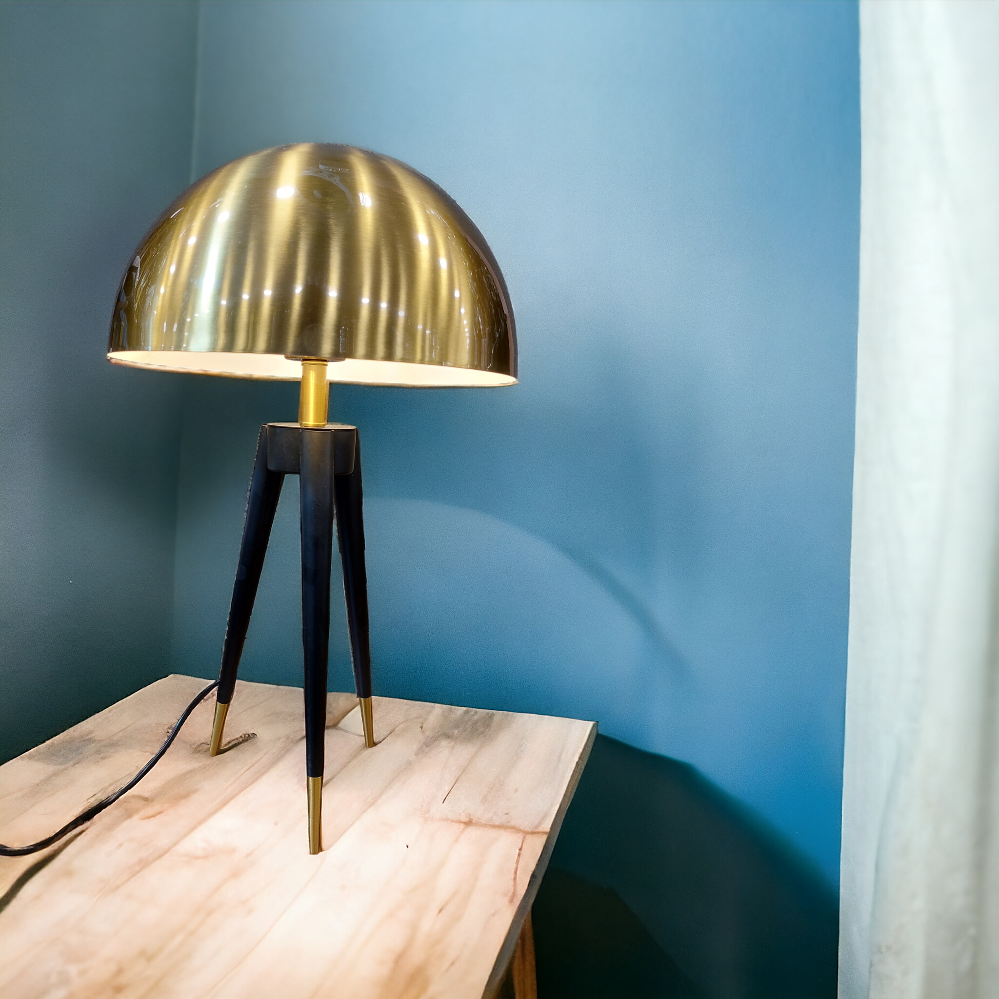 Modern Metal Tripod Table Lamp